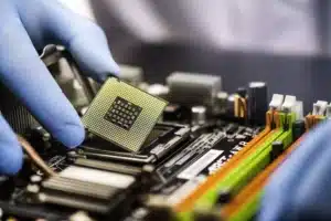 el-impacto-de-la-escasez-de-chips-en-la-renovacion-de-hardware-empresarial-consecuencias-y-soluciones
